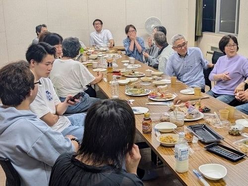 毎回、公民館で持ち寄り形式の雑談交流会