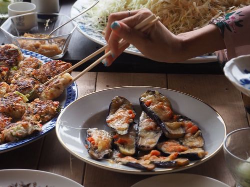 日替わりで地元の食材を使った料理が楽しめる