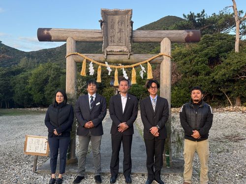 組合立ち上げに奮闘した同僚らと初詣