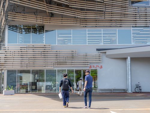 三条市立図書館「まちやま」を見学。市民の憩いの場にもなっています！