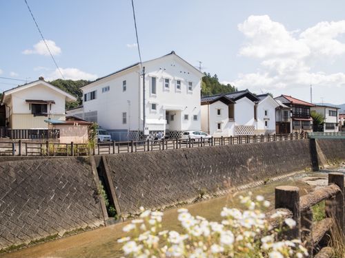 【町の様子】蔵のある街並みと川のせせらぎが調和する町