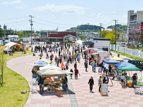 男鹿駅前広場でのイベント風景