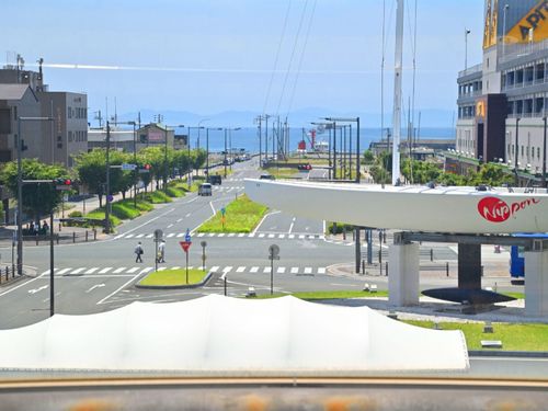 JR蒲郡駅ホームからも海が見えます。