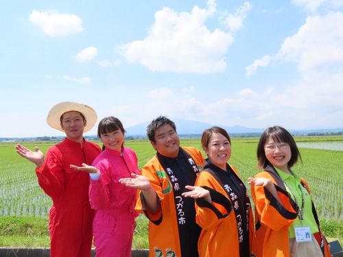 令和５年度つがる市地域おこし協力隊メンバー（中央は当協会職員上東）