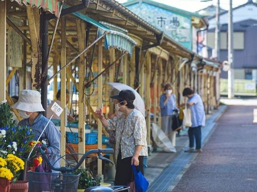 地元の方が集まる市場に行くのもおすすめ
