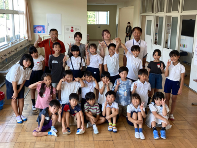 宇部市立小野小学校で集合写真
