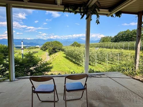 休憩はりんご畑🍎と中央アルプスを見ながら🏔風も気持ちいいですよ✨