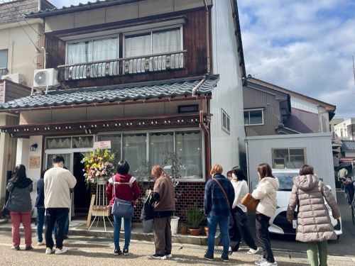 福井県鯖江市に新規オープンしたケーキ店。民家をリノベーションしている。