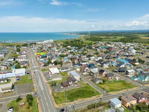 苫前地区の町全体の写真。漁業が盛んな地区。日本海や夕陽の絶景が一望できます。