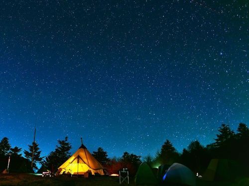空いっぱいにあふれる星空を見ながらのキャンプ