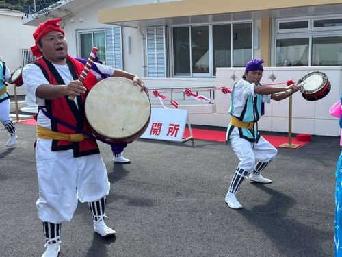 開所式典でエイサーを踊る青年団協議会（写真右）