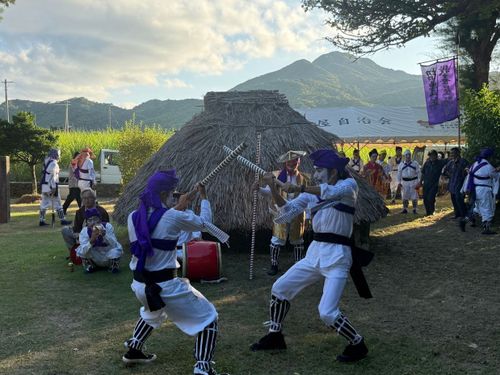 我喜屋の八月遊び・豊年祭で棒術に興じる仲村氏（写真右）