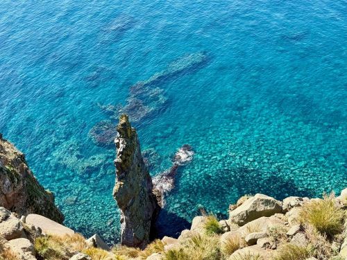 島のシンボル・赤岩と天売ブルーの海