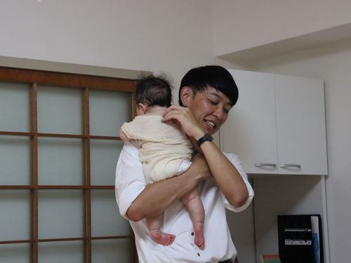 面談中、お子さまを抱っこであやすご主人　　