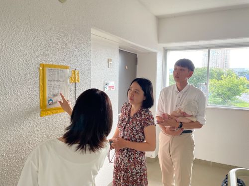 共同住宅における掃除当番の説明を受けるご夫妻
