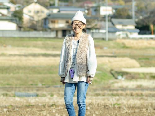 山田地区の田んぼに立つ遠藤千世さん