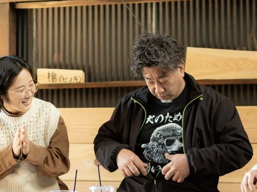 関さんのTシャツには「犬のために」の文字