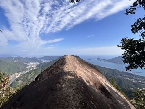 「象の背」と呼ばれる巨岩。海と山の大パノラマが絶景！