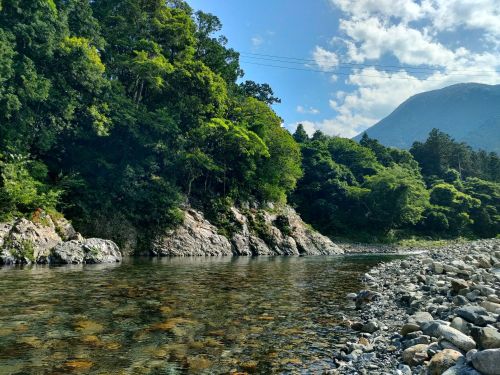 奇跡の清流“銚子川”沿いに活動拠点があります