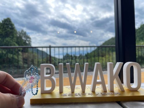 「絶景レストラン」カウンター席には「BIWAKO」の文字が！思わずパシャリ