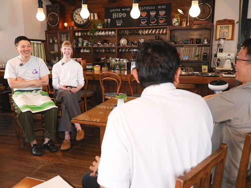COFFEE HOUSE HIROでの取材。一人ひとりの想いを職員が直接伺います