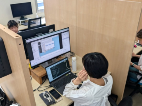 オフィスで働くようす