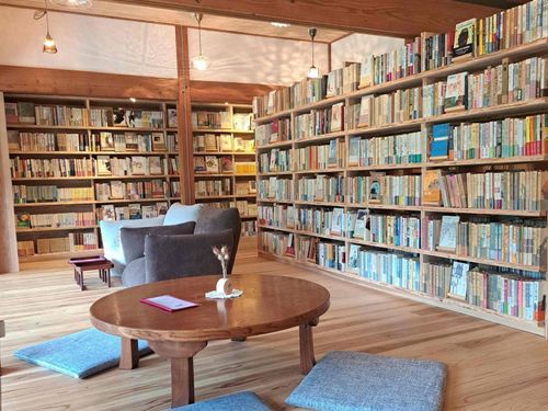 DIYをして本屋と宿を始めたご夫婦も