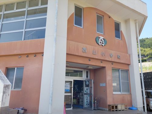 拠点となる廃校を活用したデイサービス西山笑楽校