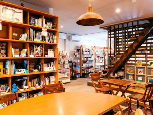 ローカル、移住者、観光客の交流の場「おんせん図書館みかん」