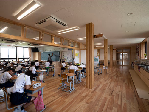 日あたり良好で開放的な教室