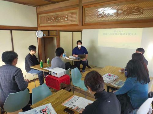 ユースセンターで、地域おこし協力隊員と高校生からお話を受ける