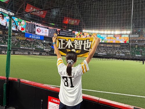 福岡PayPayドームの最前列で正木智也選手のタオルを掲げる井上さん！