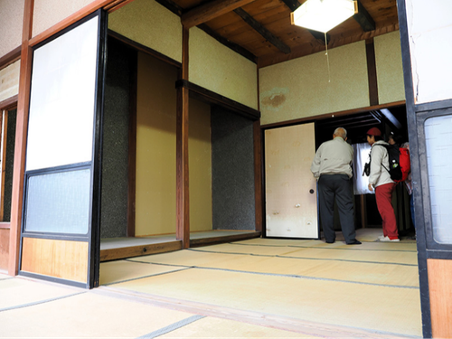 築150年を超え、五右衛門風呂の残る古民家に出会えることもある「0円空き家」見学