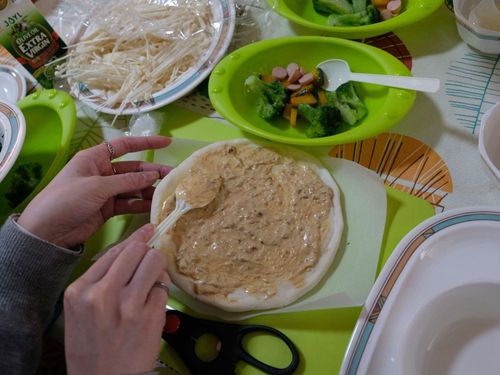 やなのうえプロジェクト！材料を盛り付けし、キッチンカーでピザを焼いて頂きました