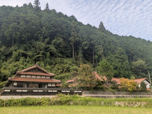 活用する物件（左から、離れ、母屋、作業場、蔵）
