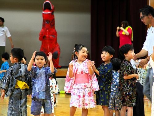 毎年恒例の夏まつり。恐竜と踊る、浴衣姿のこどもたち。
