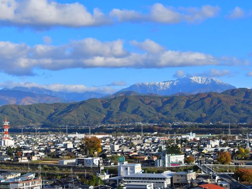 春日公園から臨むアルプスと町並み