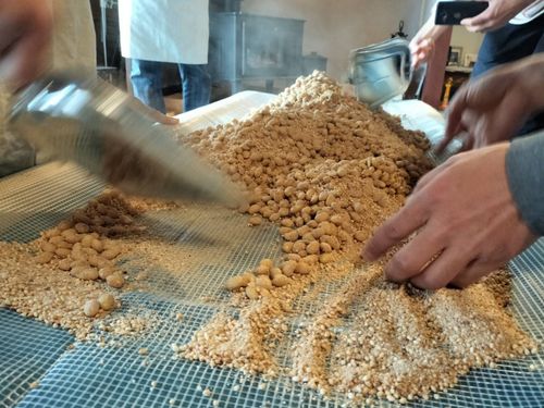 こだわり素材と名水百選の湧き水で仕込む手前醤油