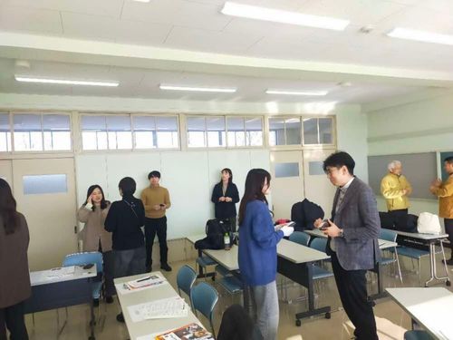まなび学園でのオリエンテーションで、カードを使った自己紹介