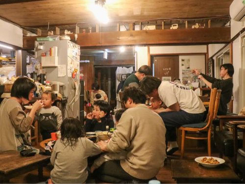 夜は町の人と食卓を囲んで。冬の暮らしの話も聞けます