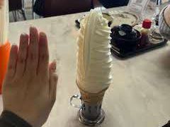 マルカンビル大食堂のソフトクリーム！手の大きさと比較してしまうくらい大きい！