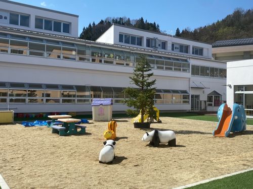 のびのび遊べる中庭が魅力のこども園