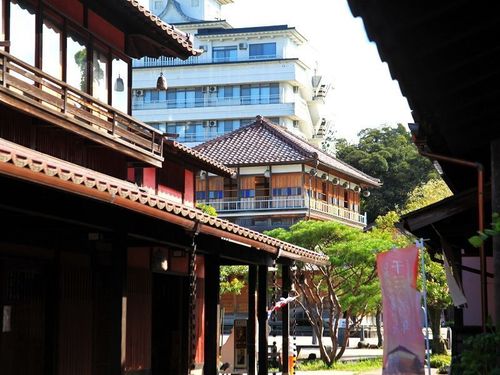 共同浴場「古総湯」を中心とした周囲の街並みは「湯の曲輪（ゆのがわ）」と呼ばれます
