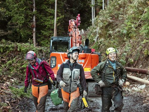 山に入り、木を伐採する山師として木曽で働く