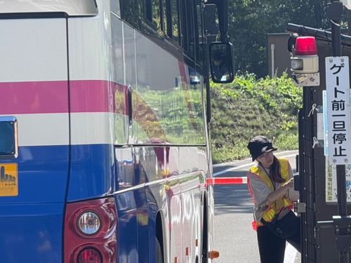 駐車場での料金徴収サポート業務の様子