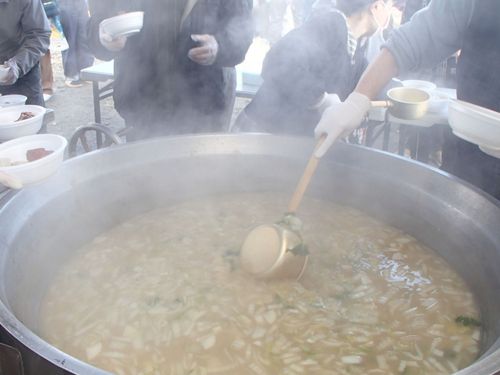 「いさはや三海海鮮まつり」で振る舞われる三海海鮮なべは毎年大人気！