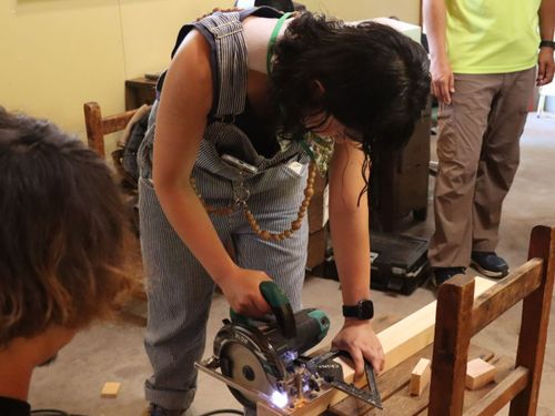 DIY体験では、大工さんからDIYで使用する工具の扱い方を学びます