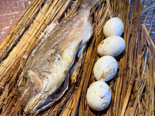 郷土料理「鯛の浜焼き」。藁と塩で包まれた蒸し鯛。ハレの日に味わっていたそうです。