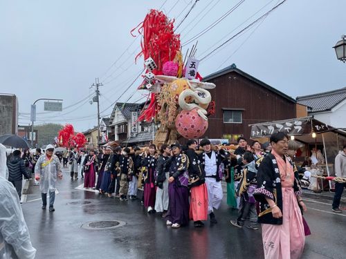 まつり本番1日目の渡御。3時間以上かけて旧市街を練り歩きます。