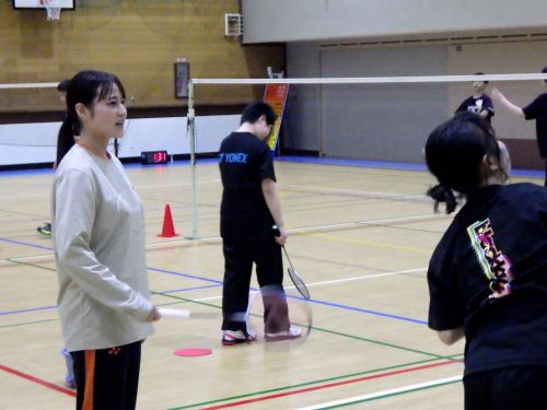 指導と選手活動を両立！バドミントン担当の本田さんは今も第一線で大会に出場中。